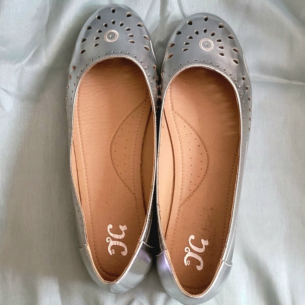 NWOB Cute silver summer flats